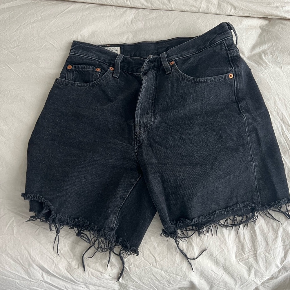 Levi’s Black Jean Shorts with High-Waisted Style and Frayed Hem